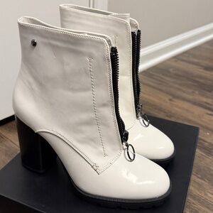 NIB: Simply Vera Wang Memory Foam Boots